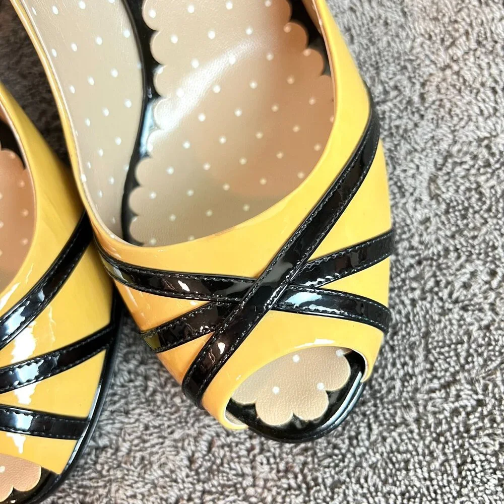 Moschino Womens Size 40.5 Black Tan Patent Leather‎ Peep Toe Heels Pumps Shoes